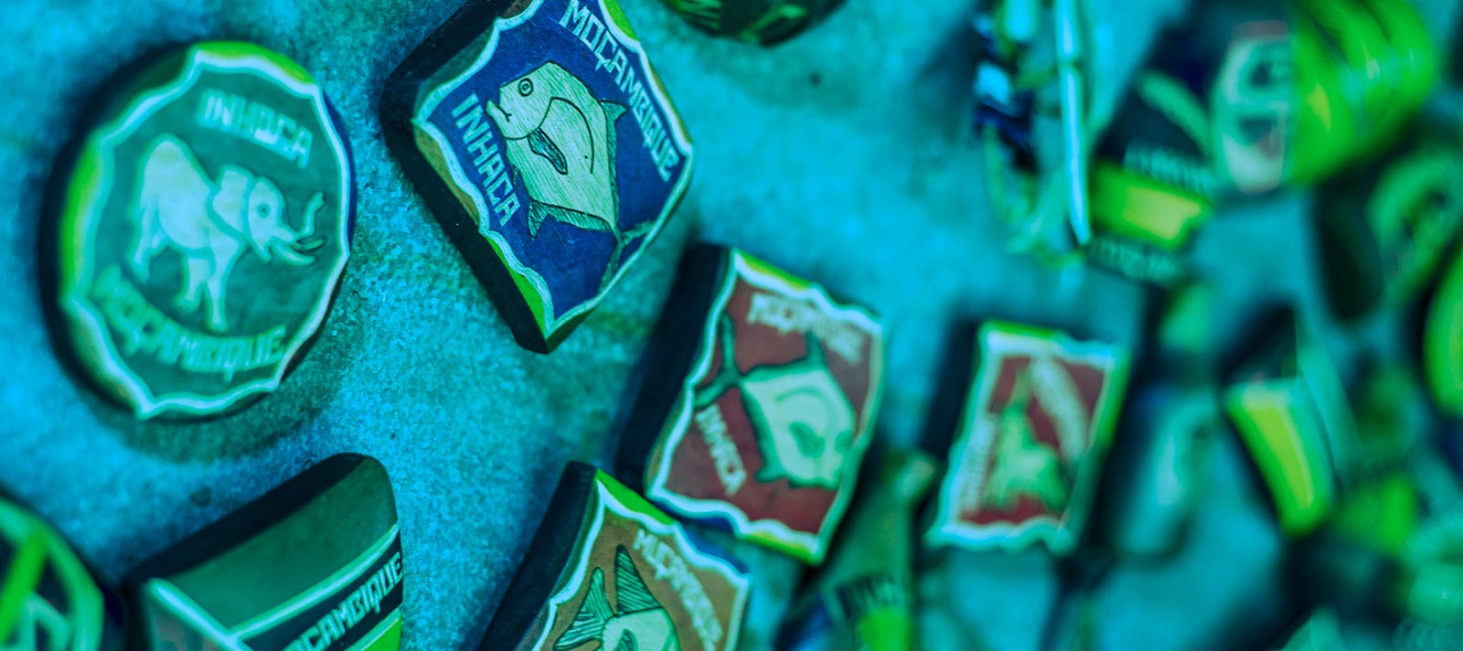 Imagem de um farol antigo ou feitoria colonial.