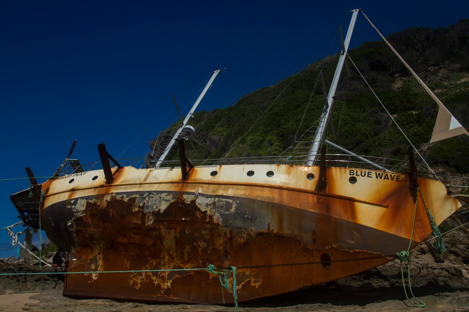 Imagem de um navio histórico e mapa antigo